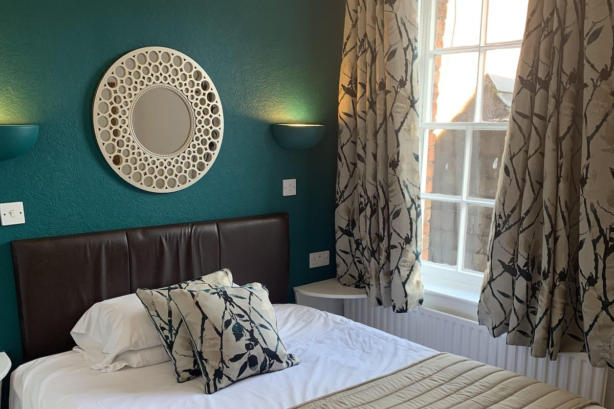 standard double room single use, 1 double bed | desk, iron/ironing board, free wifi, bed sheets