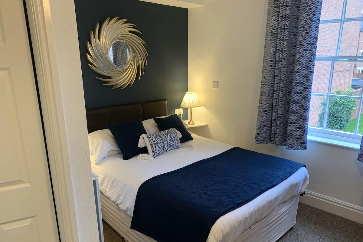 Basic Double Room, 1 Katil Kelamin (Double) | Meja, seterika/papan seterika, Wi-fi percuma, cadar katil