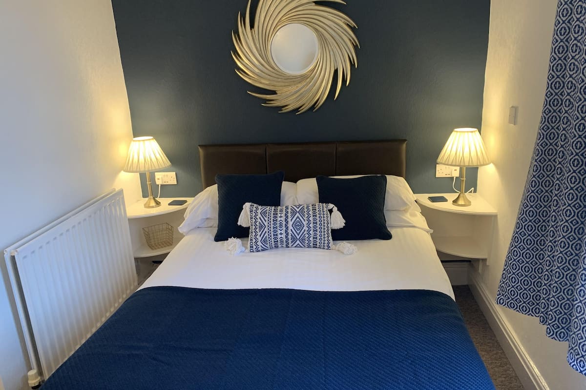 basic double room, 1 double bed | desk, iron/ironing board, free wifi, bed sheets