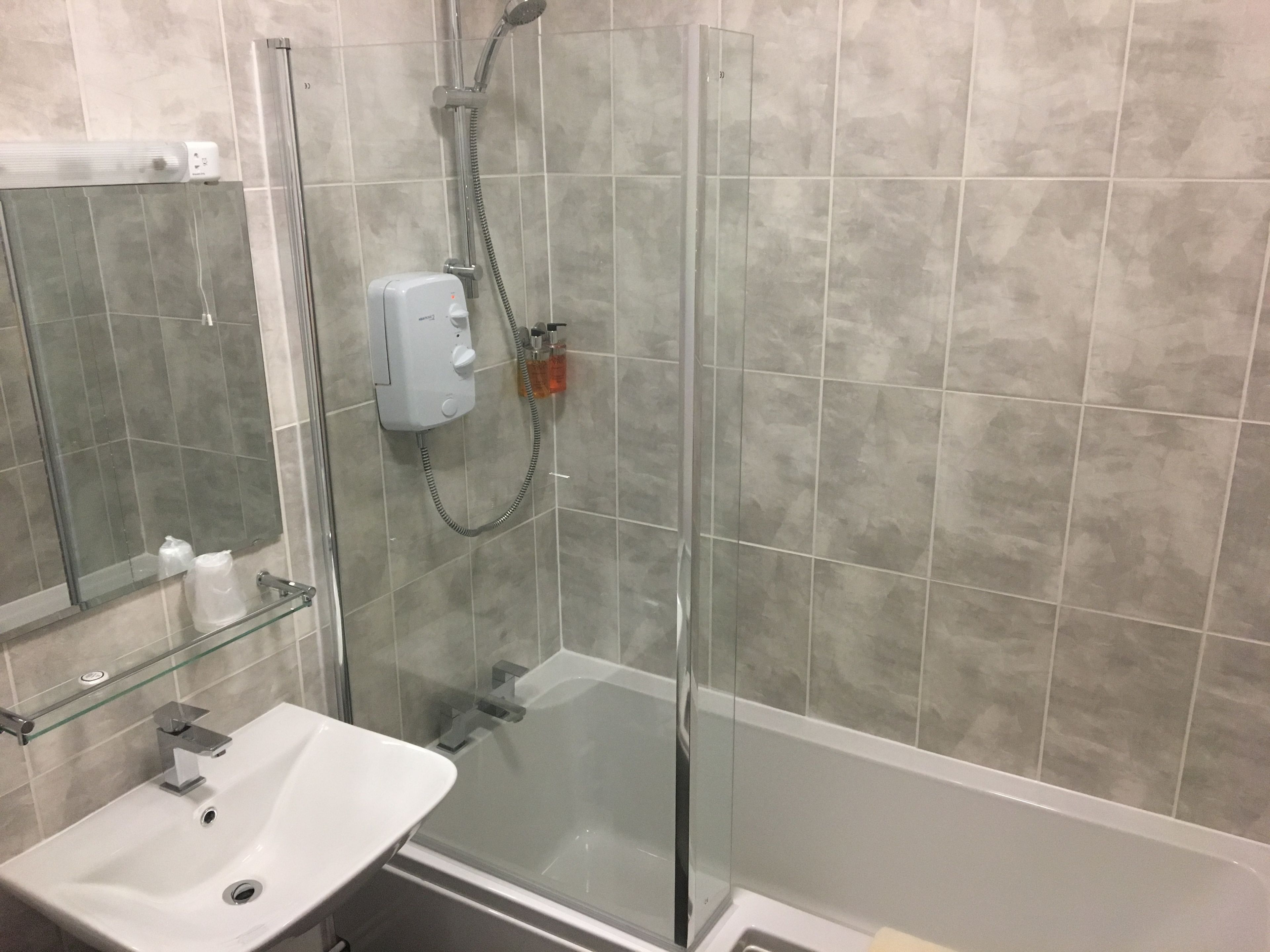 basic double room, 1 double bed | bathroom | shower, rainfall showerhead, free toiletries, hair dryer