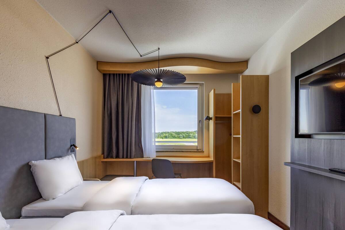 Standaard kamer, 2 eenpersoonsbedden | Hypoallergeen beddengoed, een bureau, een laptopwerkplek