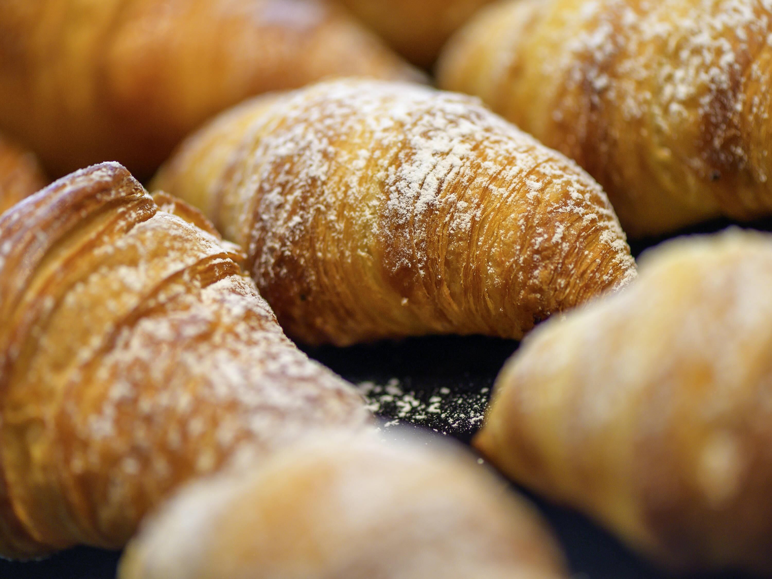 Een close-up van verschillende gebakjes bestoven met poedersuiker.