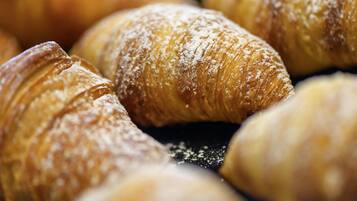Een close-up van verschillende gebakjes bestoven met poedersuiker.