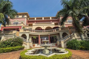Front of property - Lake Victoria Serena Golf Resort & Spa (Kampala)