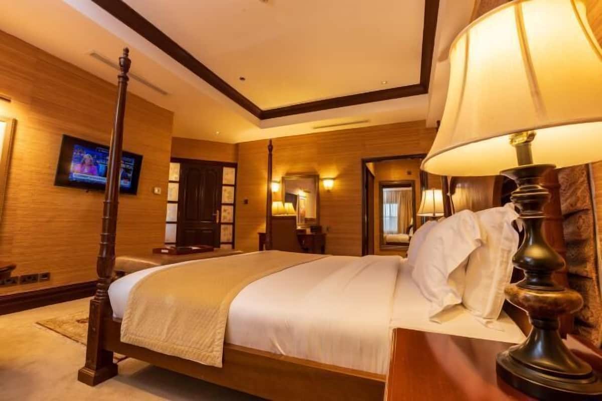 Hochwertige Bettwaren, Betten mit Memory-Foam-Matratzen, Minibar