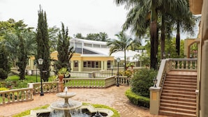 A courtyard with a fountain, a staircase, and a building with a modern design. - Lake Victoria Serena Golf Resort & Spa (Kampala)