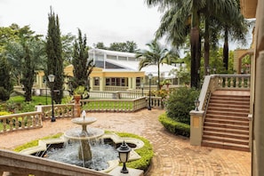 Property grounds - Lake Victoria Serena Golf Resort & Spa (Kampala)