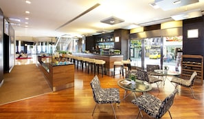 2 bars/lounges