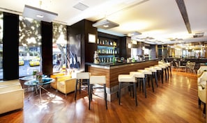 2 bares o lounges 