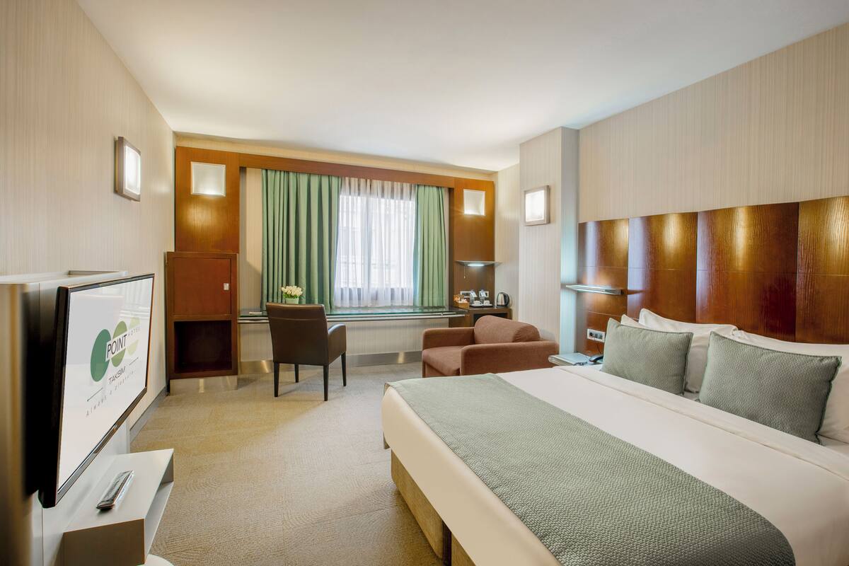 Deluxe Double or Twin Room | Minibar, in-room safe, desk, laptop workspace