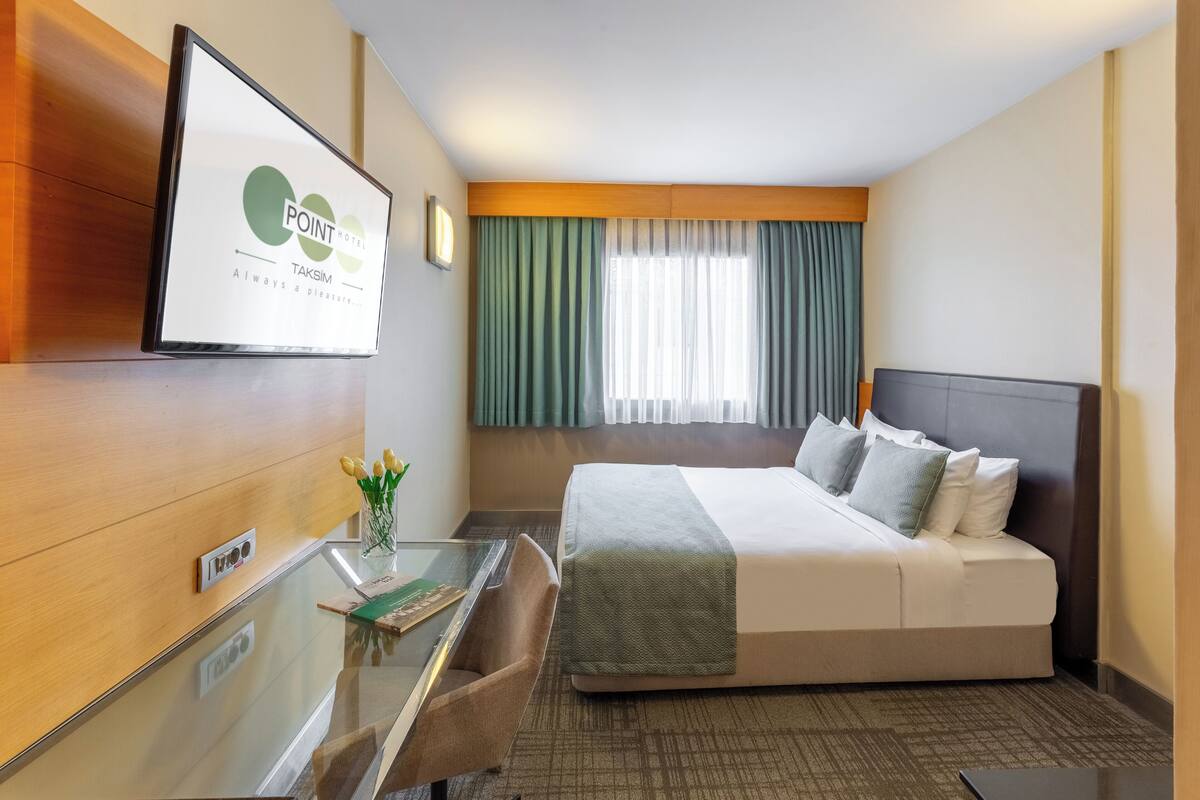 Standard Double or Twin Room | Minibar, in-room safe, desk, laptop workspace
