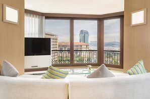 Executive Senior Suite with Lounge Access | Minibar, safe på rommet, individuelt dekorert og individuelt innredet