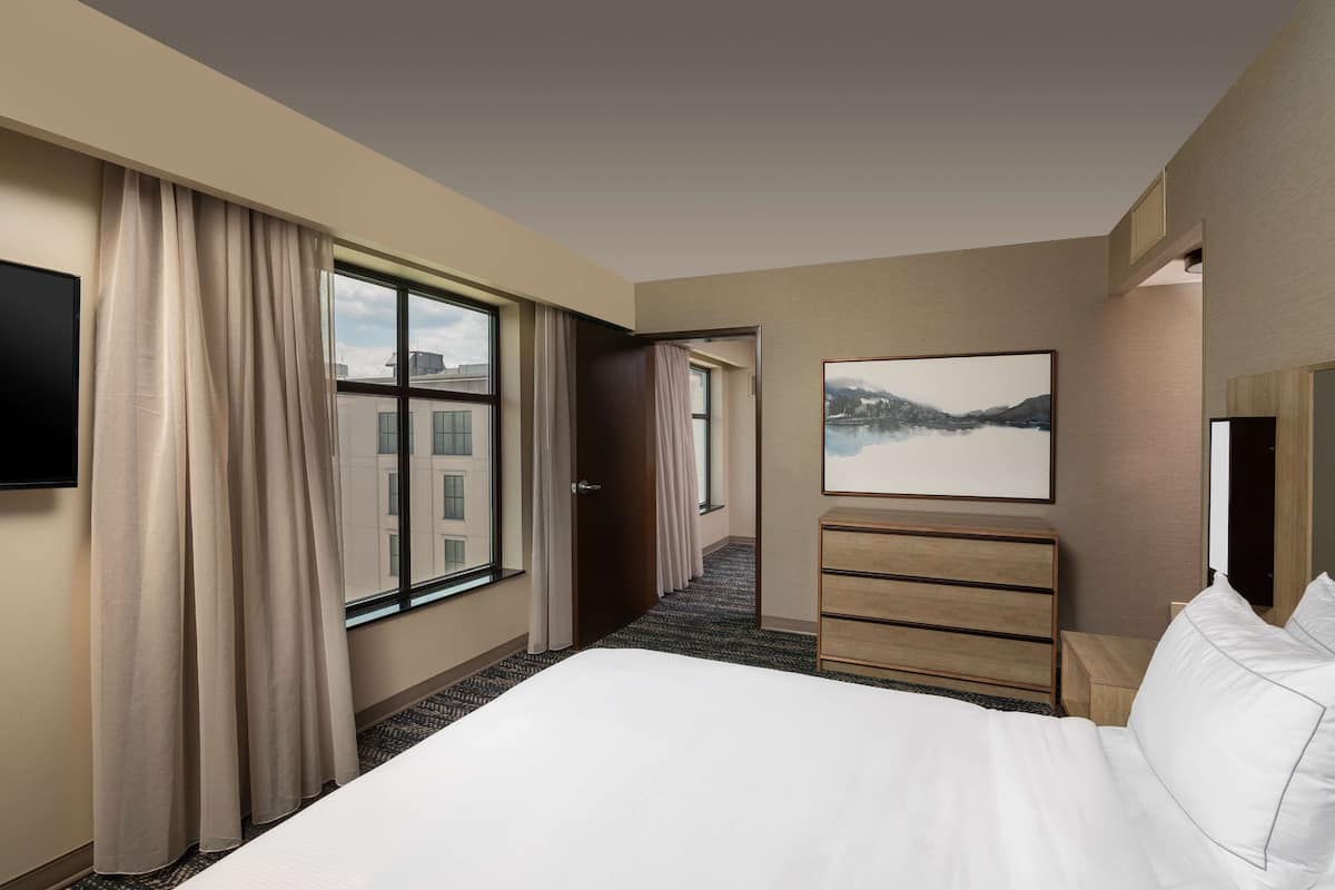 Suite, Schlafzimmer mit King-Bett | Zimmersafe, Schreibtisch, laptopgeeigneter Arbeitsplatz