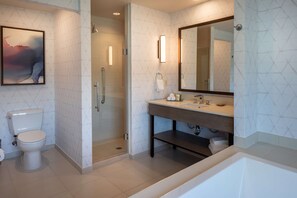 Suite, 1 slaapkamer, bad | Badkamer | Een bad/douchecombinatie, designer toiletartikelen, een haardroger