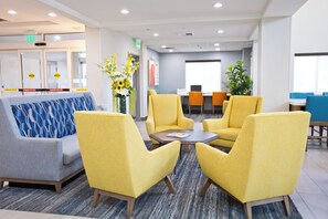 Lobby sitting area - Holiday Inn Express & Suites Sacramento NE Cal Expo by IHG (Sacramento)