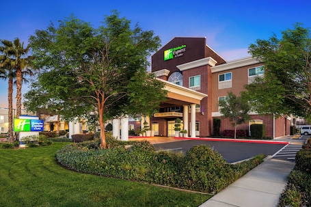 Exterior. Holiday Inn Express & Suites Sacramento NE Cal Expo by IHG