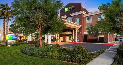 Holiday Inn Express & Suites Sacramento NE Cal Expo by IHG