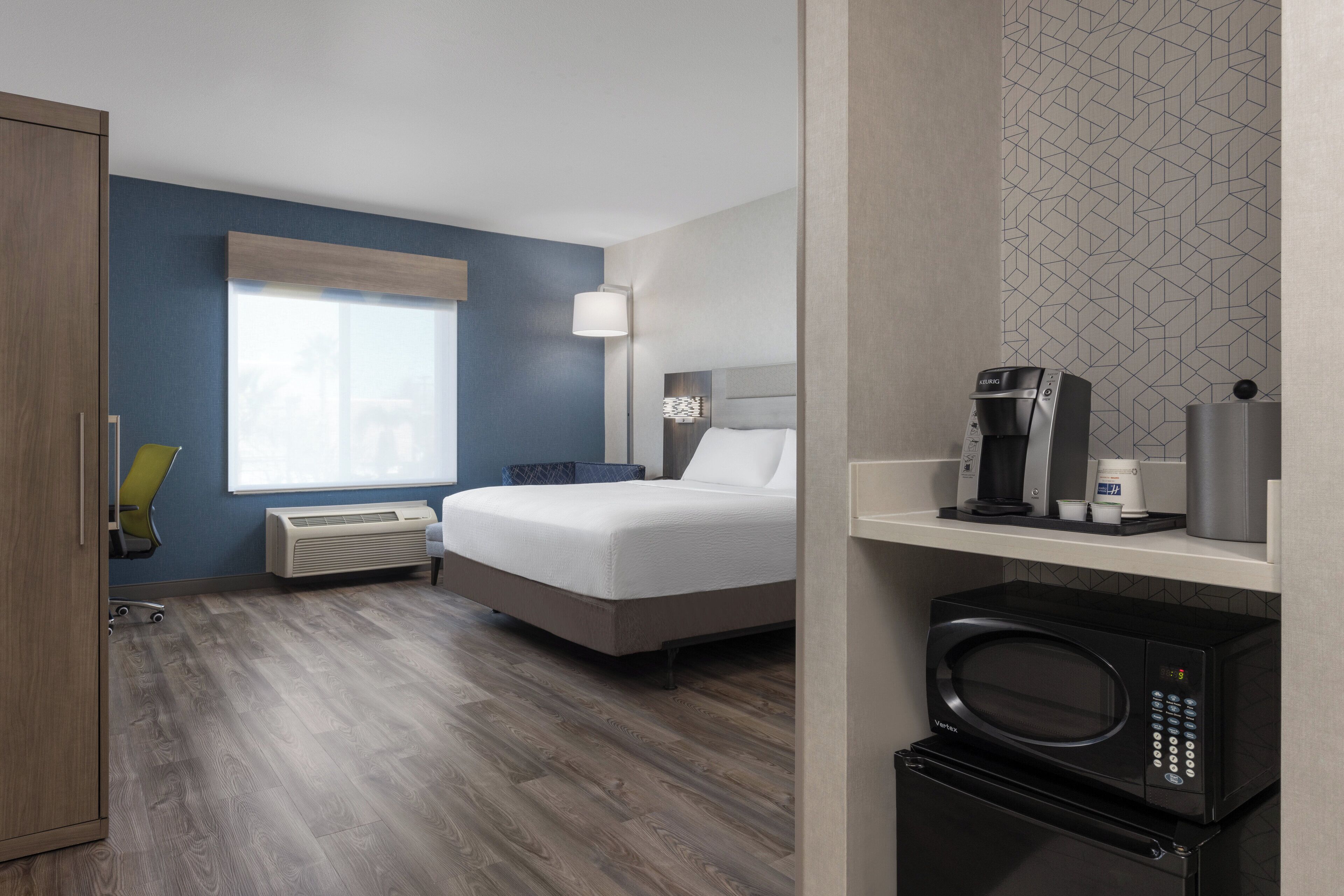 standard room, 1 king bed, accessible (comm) | 1 bedroom, blackout curtains, iron/ironing board, cots/infant beds