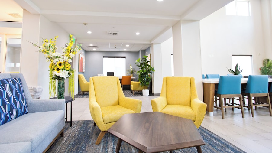 Holiday Inn Express & Suites Sacramento NE Cal Expo by IHG