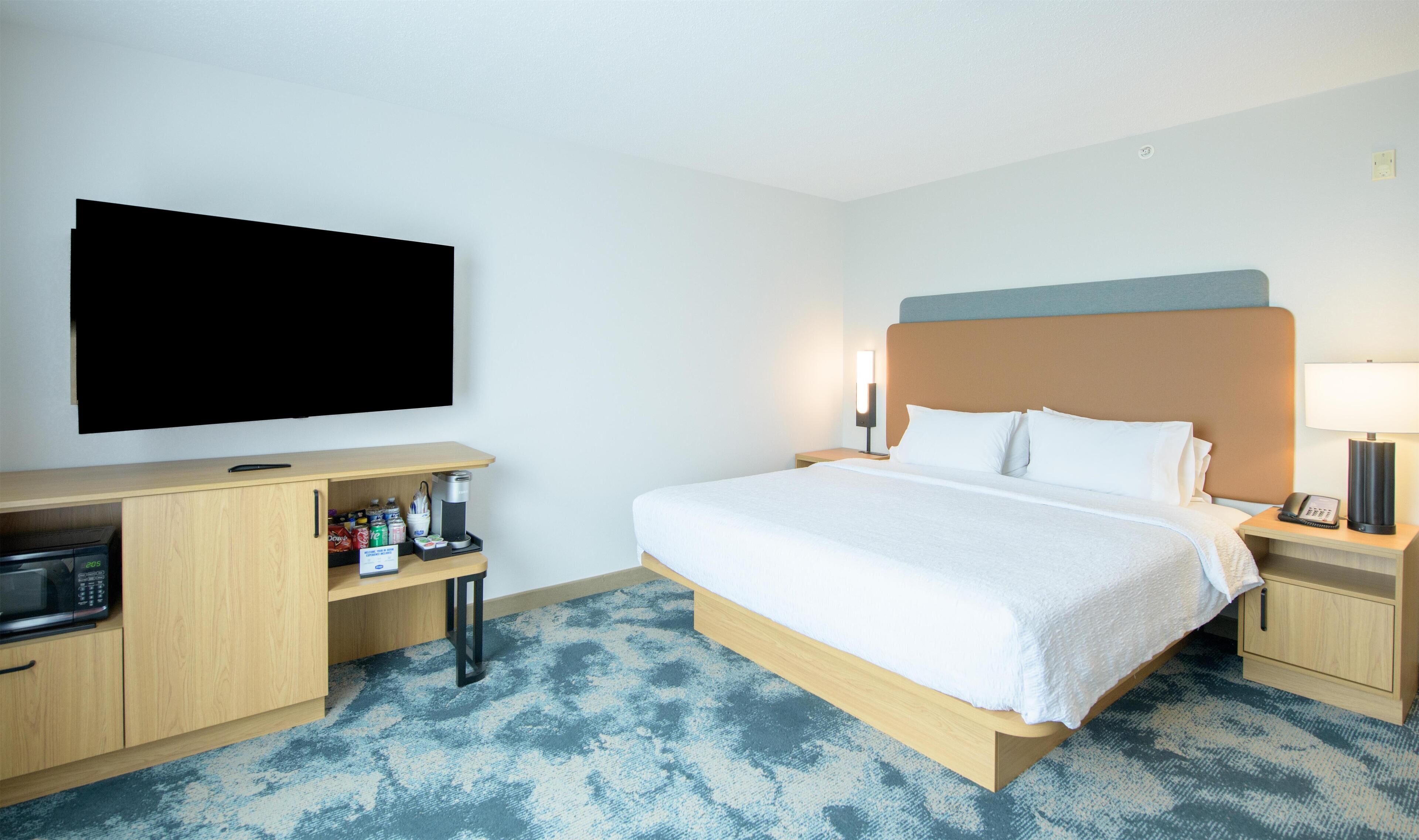 ห้องพัก, เตียงคิงไซส์ 1 เตียง, ปลอดบุหรี่ (Drinks and Snacks) | เครื่องนอนป้องกันสารก่อภูมิแพ้, โต๊ะทำงาน, พื้นที่ทำงานแบบใช้แล็ปท็อป