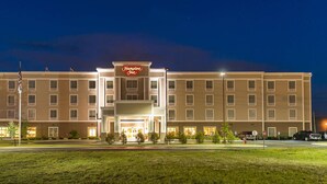 A Hampton Inn hotel with a central entrance, multiple floors, and a parking lot. - Hampton Inn Presque Isle Maine (Presque Isle)
