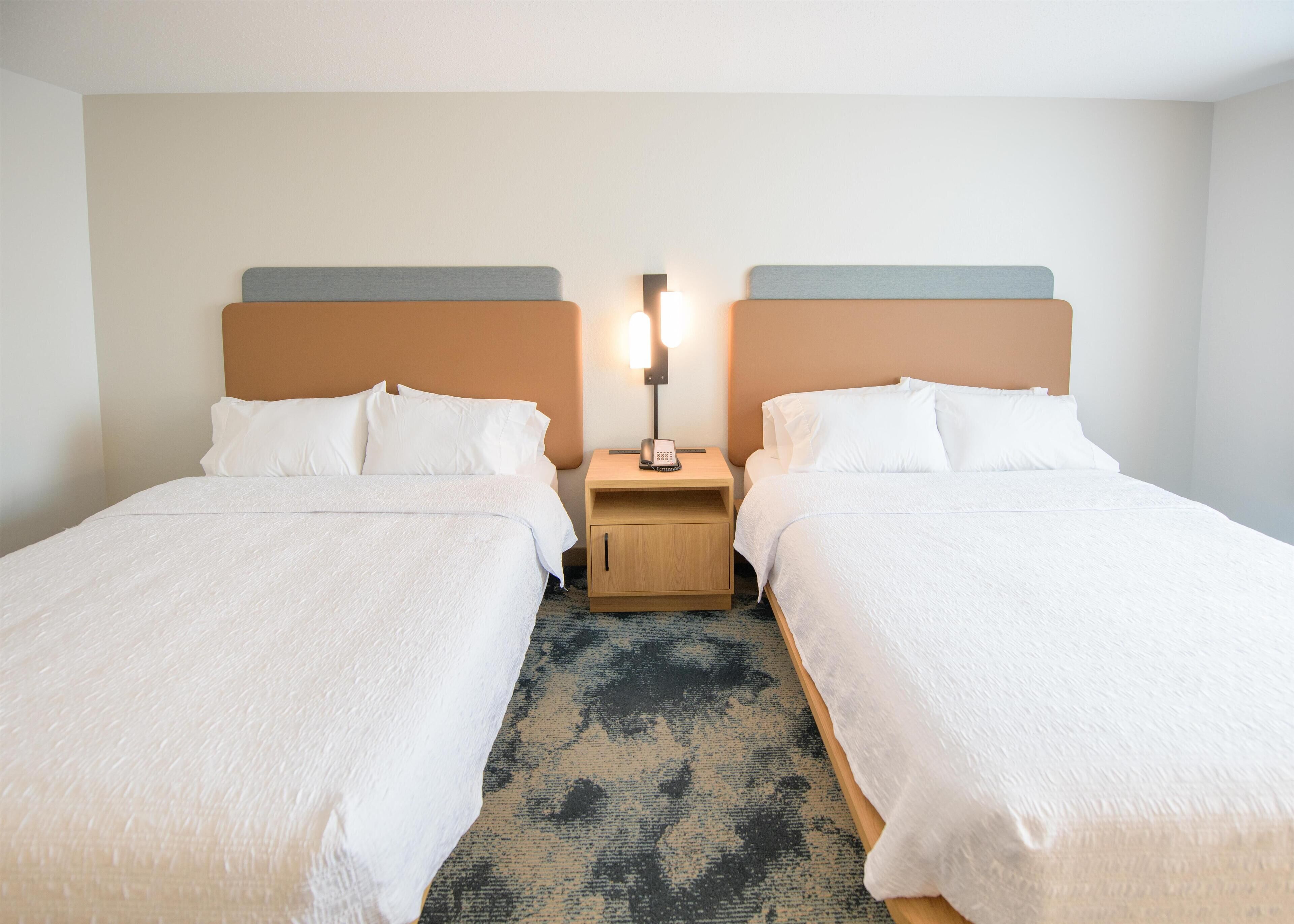 ห้องพัก, เตียงควีนไซส์ 2 เตียง, ตู้เย็นและไมโครเวฟ | เครื่องนอนป้องกันสารก่อภูมิแพ้, โต๊ะทำงาน, พื้นที่ทำงานแบบใช้แล็ปท็อป