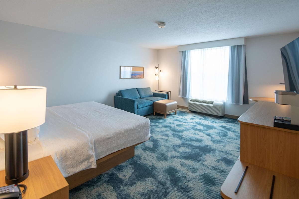 Room, 1 King Bed, Non Smoking (Drinks and Snacks) | Living area | 32-inch LCD TV with cable channels, TV
