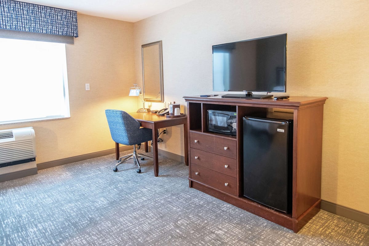 1 bedroom, hypo-allergenic bedding, desk, laptop workspace