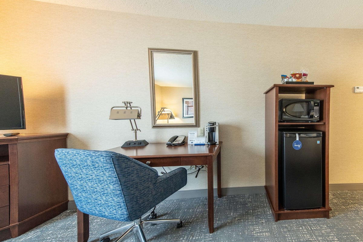 1 bedroom, hypo-allergenic bedding, desk, laptop workspace