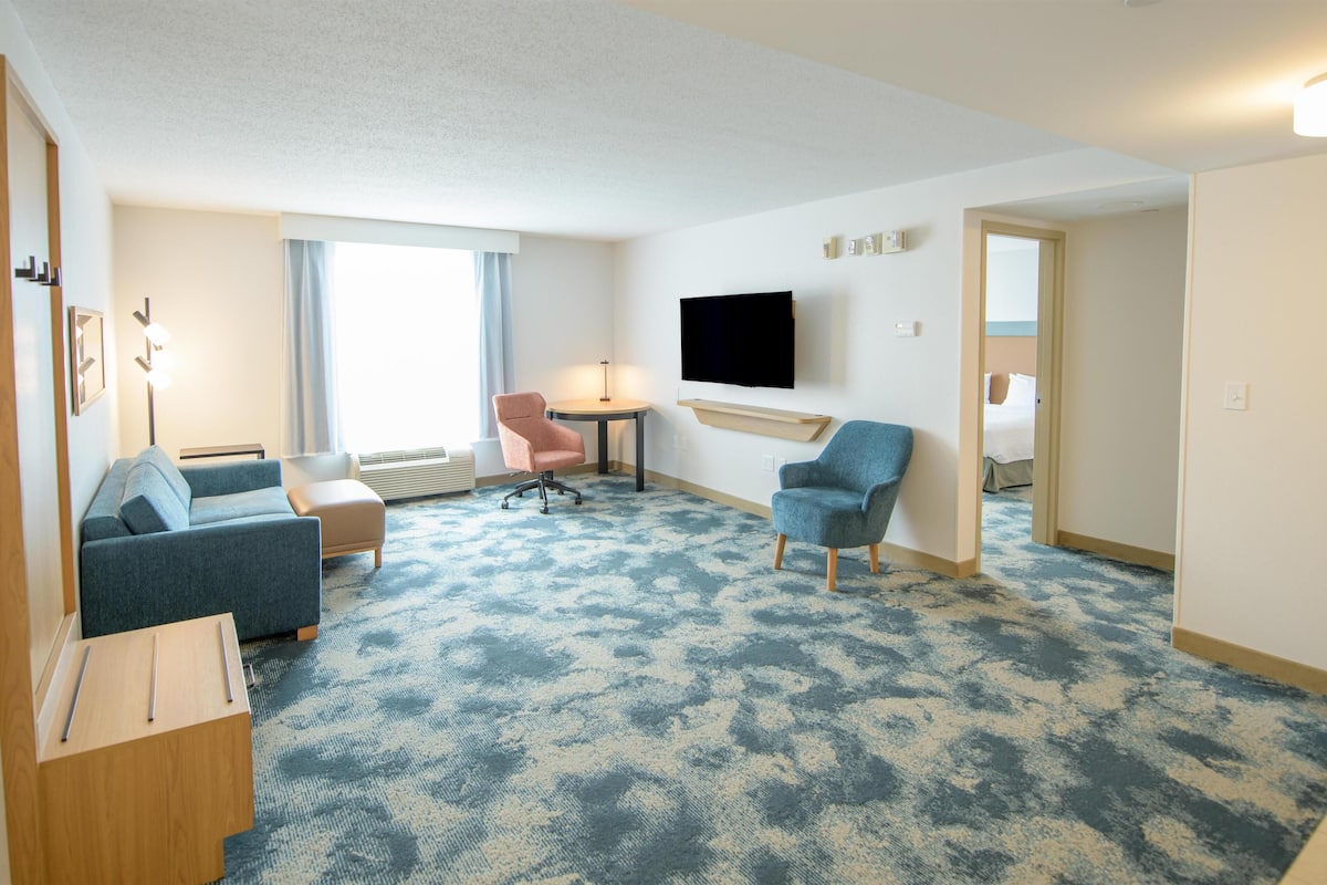 Suite, 1 King Bed with Sofa bed, Accessible, Bathtub (Mobility & Hearing) | Living area | 32-inch LCD TV with cable channels, TV