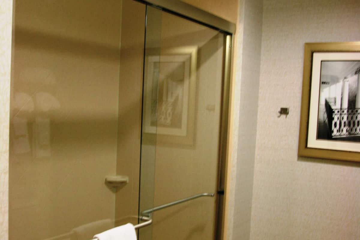 1 cama de matrimonio grande | Baño | Tina con regadera, amenidades de baño gratuitas, secadora de cabello