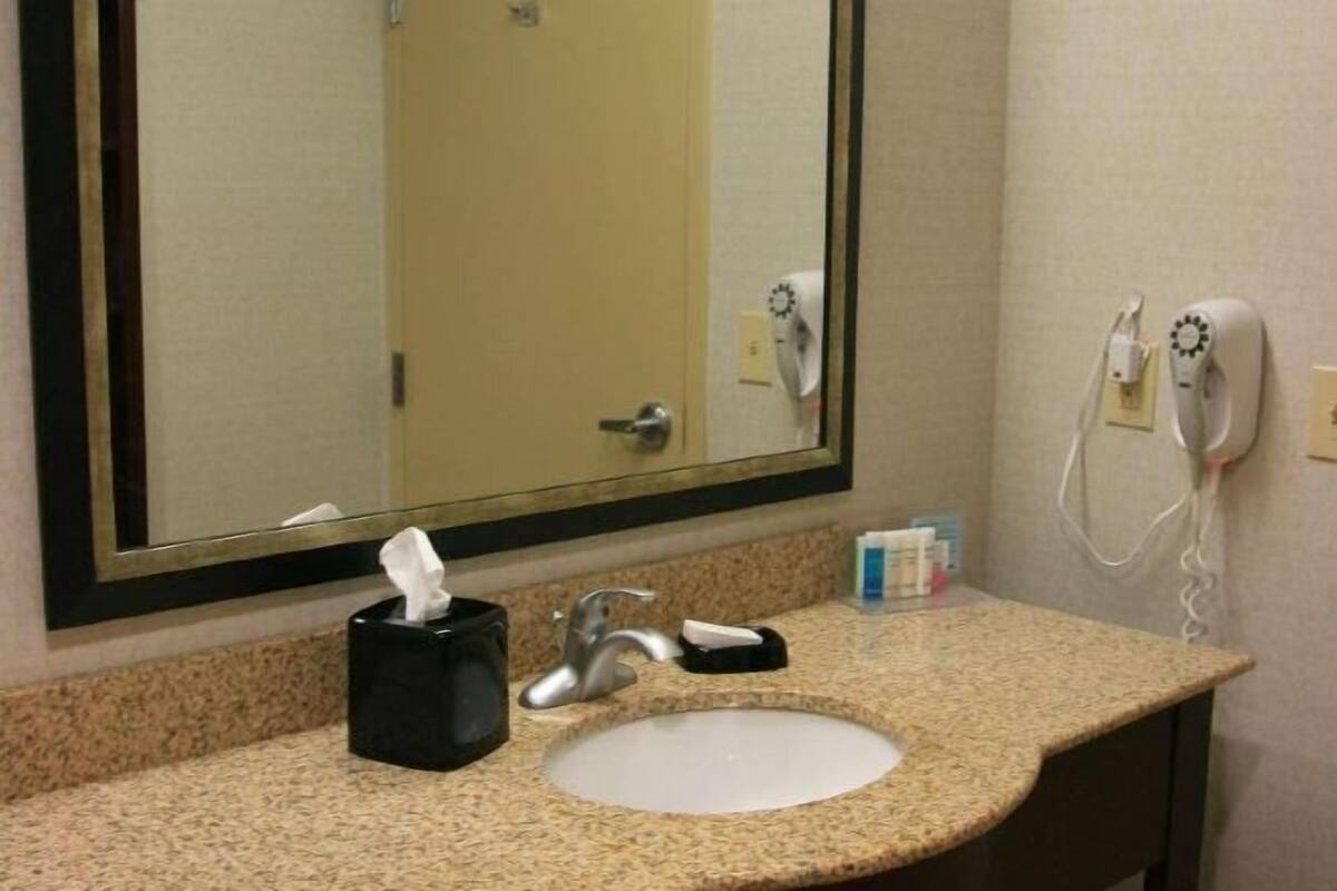 Combined shower/tub, free toiletries, hair dryer, towels