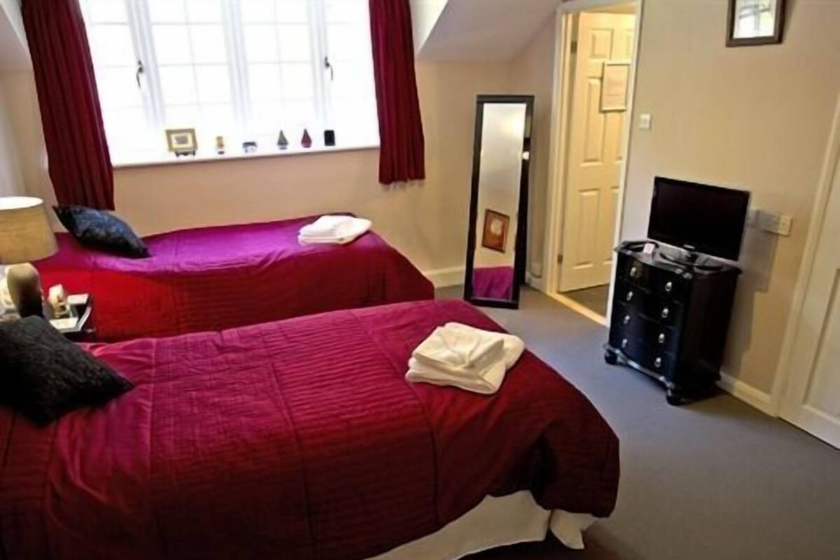 Chambre avec lits jumeaux, 2 lits une place, salle de bains attenante