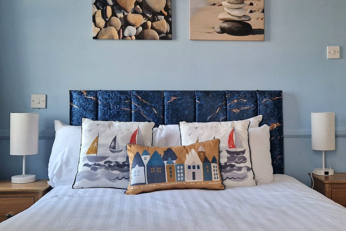 standard double room, ensuite, sea view