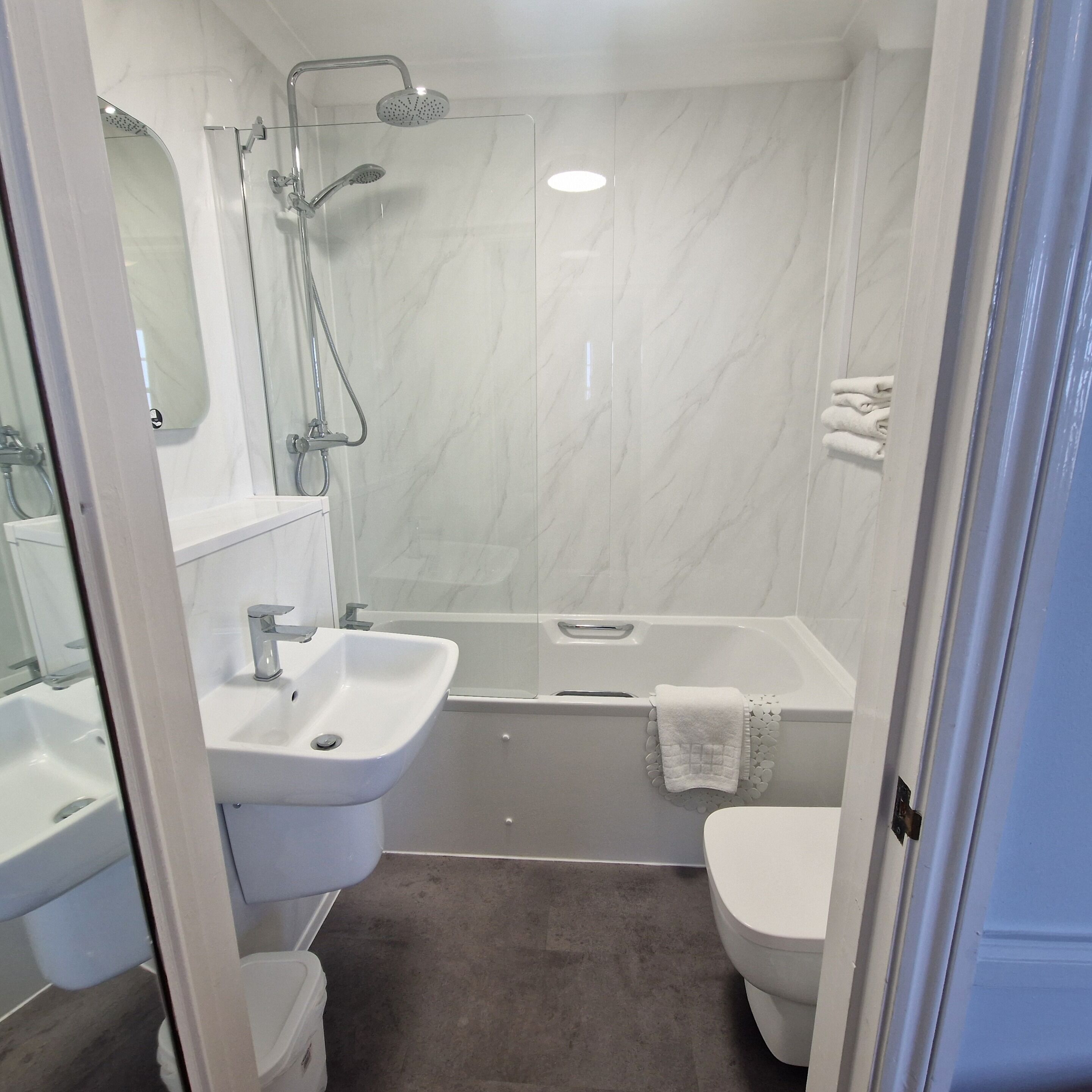 standard double room, ensuite, sea view | bathroom