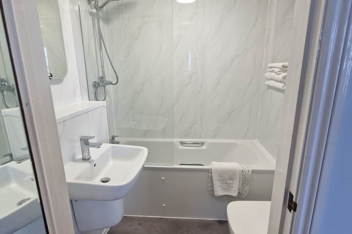 standard double room, ensuite, sea view | bathroom