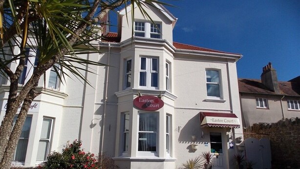 A white building with a sign reading "Easton Court." - Easton Court (Paignton)