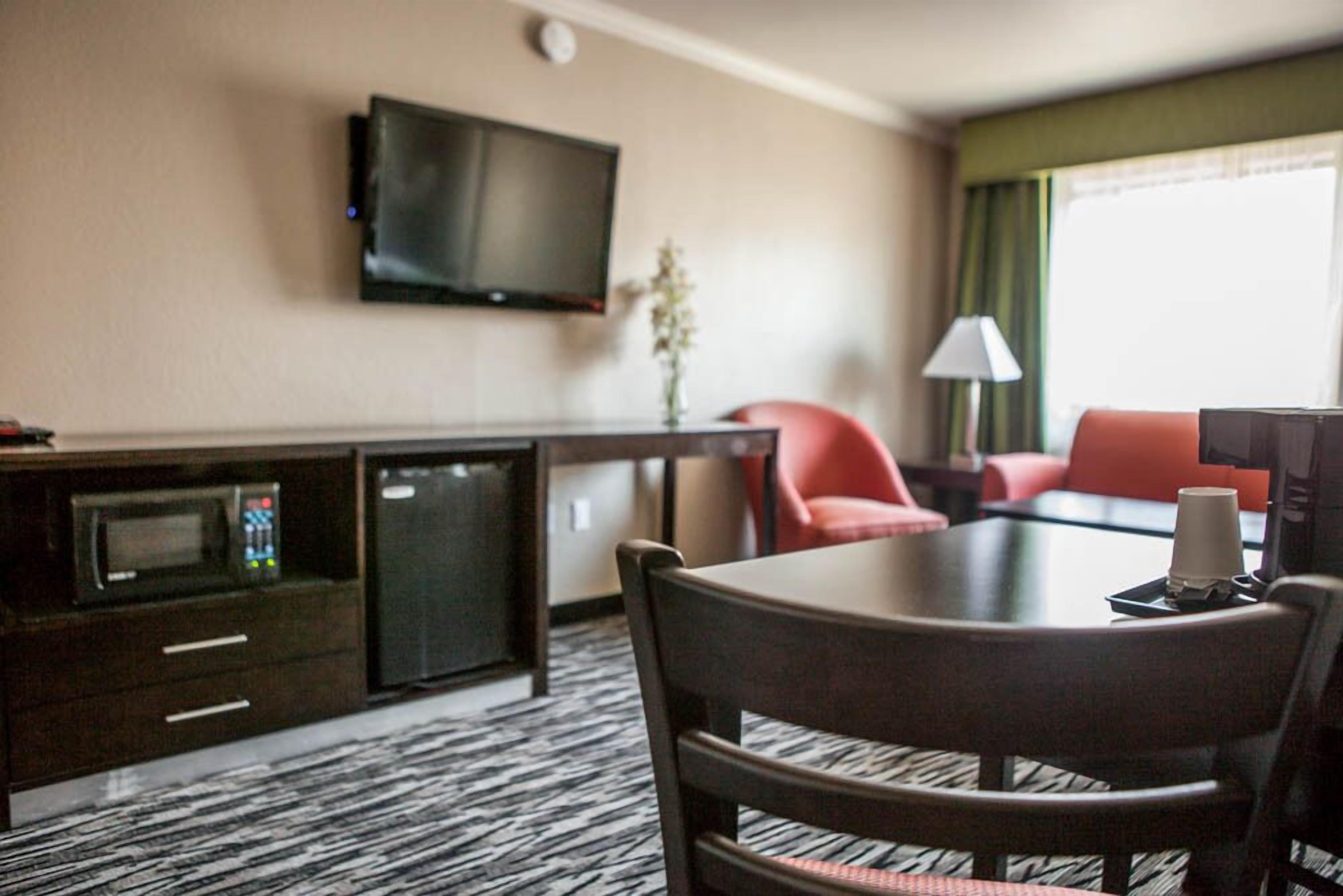 Standard Room, 1 Queen Bed | In-room dining