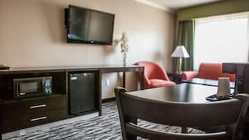 Standard Room, 1 Queen Bed | In-room dining