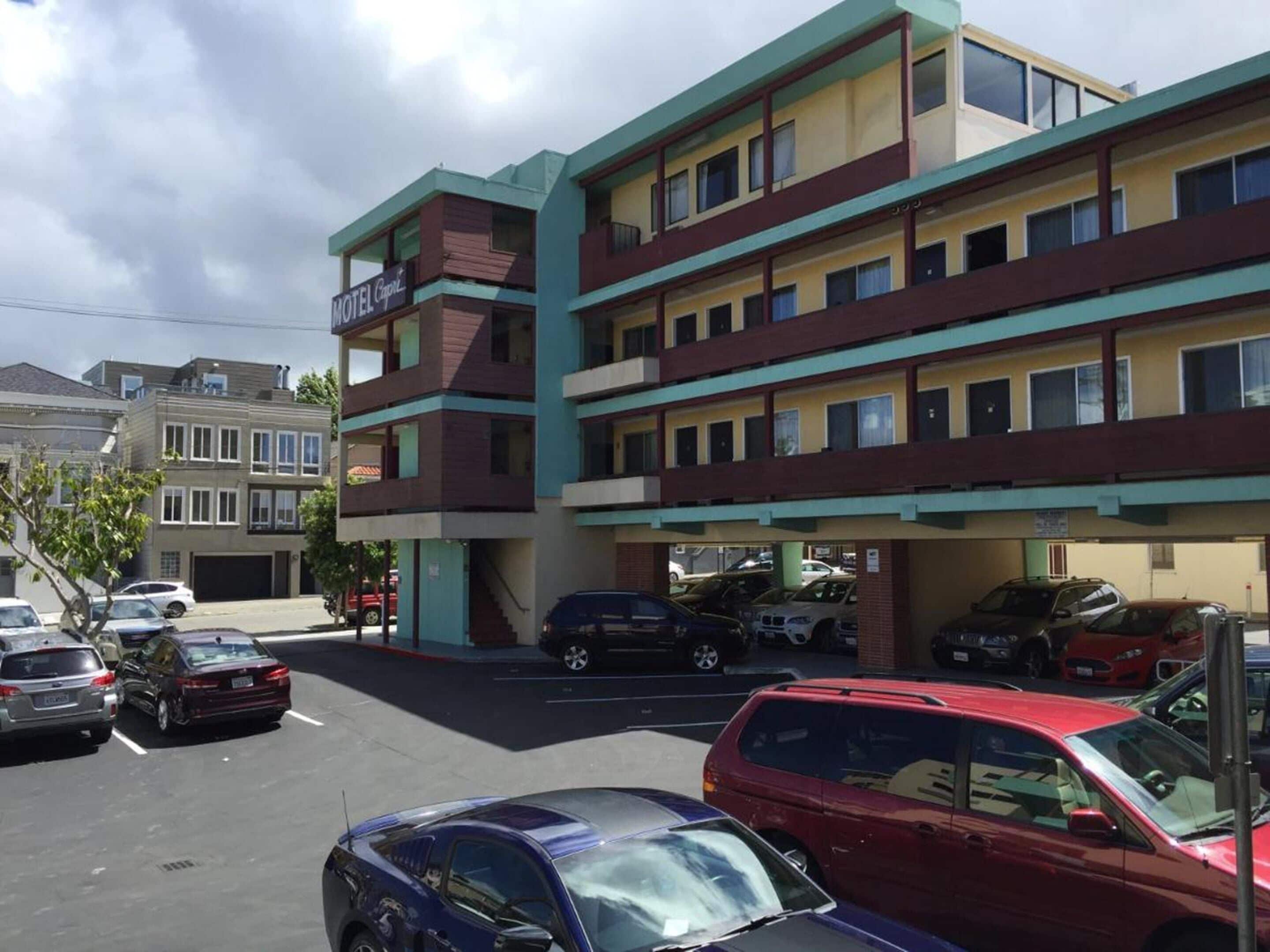 Ein mehrgeschossiges Hotel mit Tiefgarage.