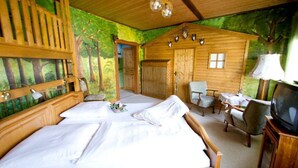 A room with a bed, a desk, a chair, and a television. - Hotel Restaurant Zum Postillion (Soltau)
