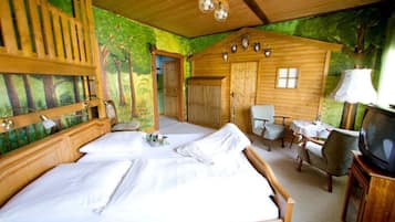 Family Room for 4 people | Minibar, individually decorated, individually furnished, desk