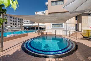 2 kolam renang terbuka, payung kolam, kerusi lepak pantai 