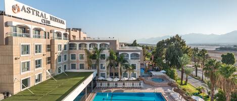 2 piscines extérieures, parasols de plage, chaises longues