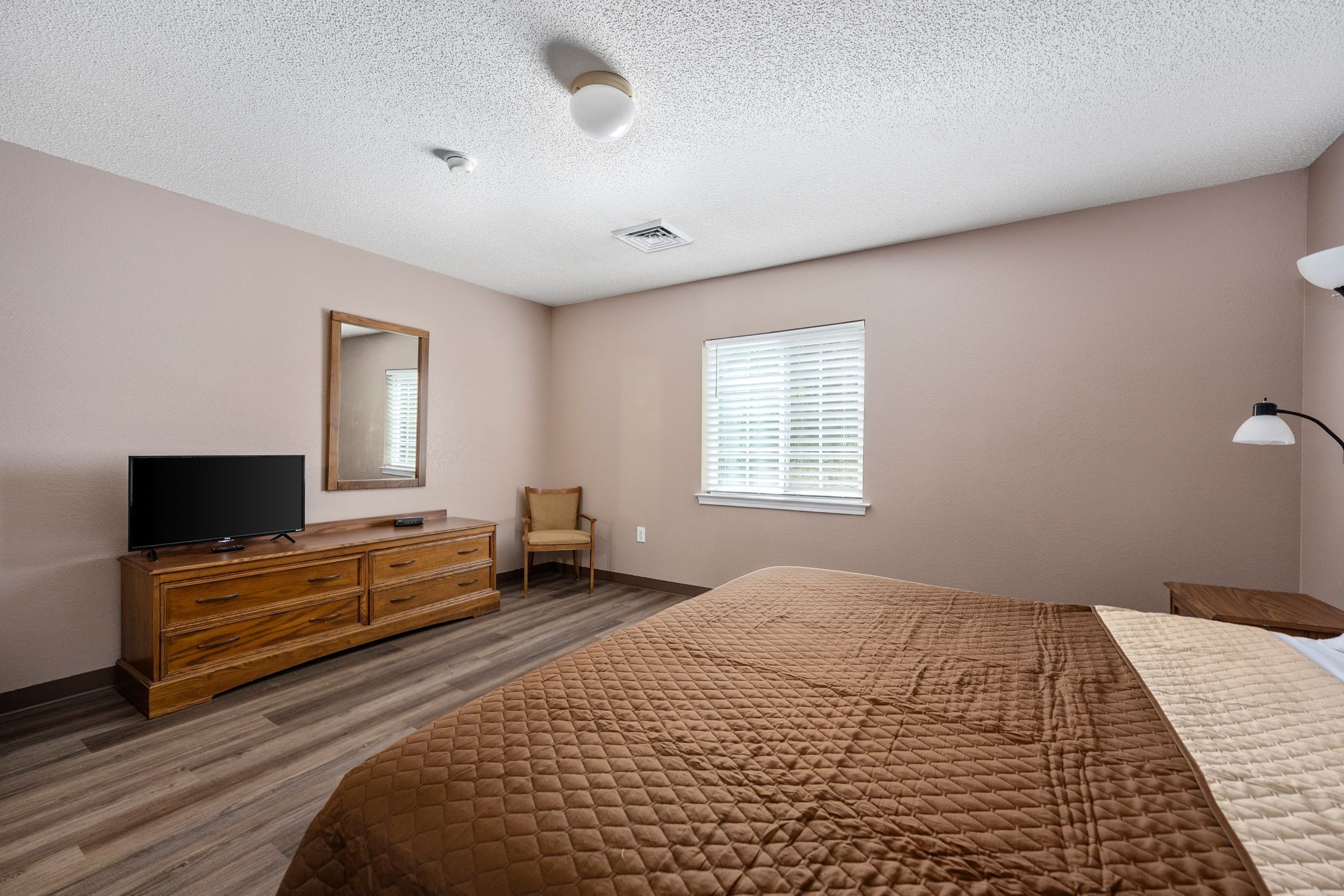 standard suite, 1 queen bed | free wifi, bed sheets