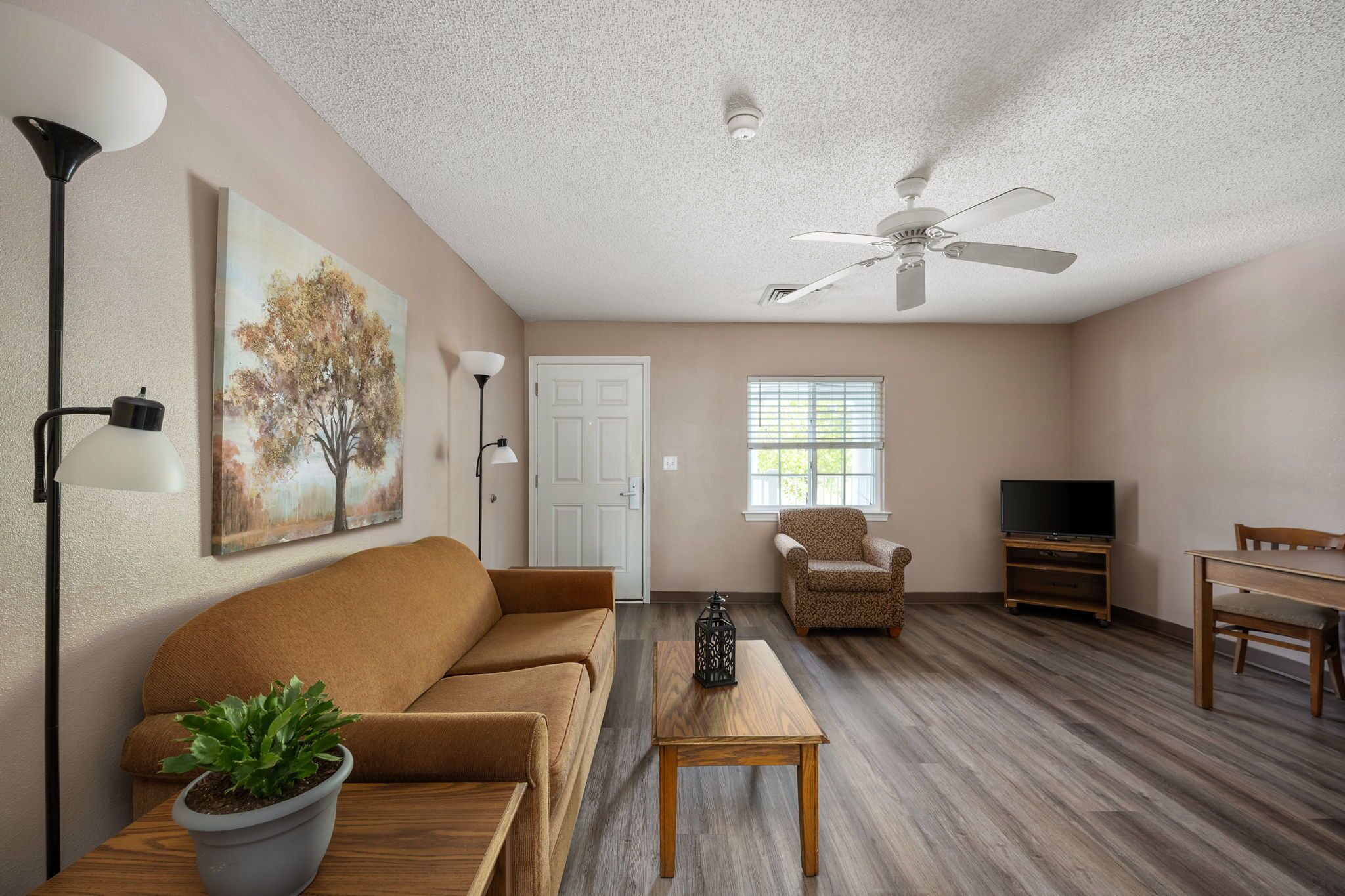 basic double room | living area | 43-inch tv with cable channels, hulu