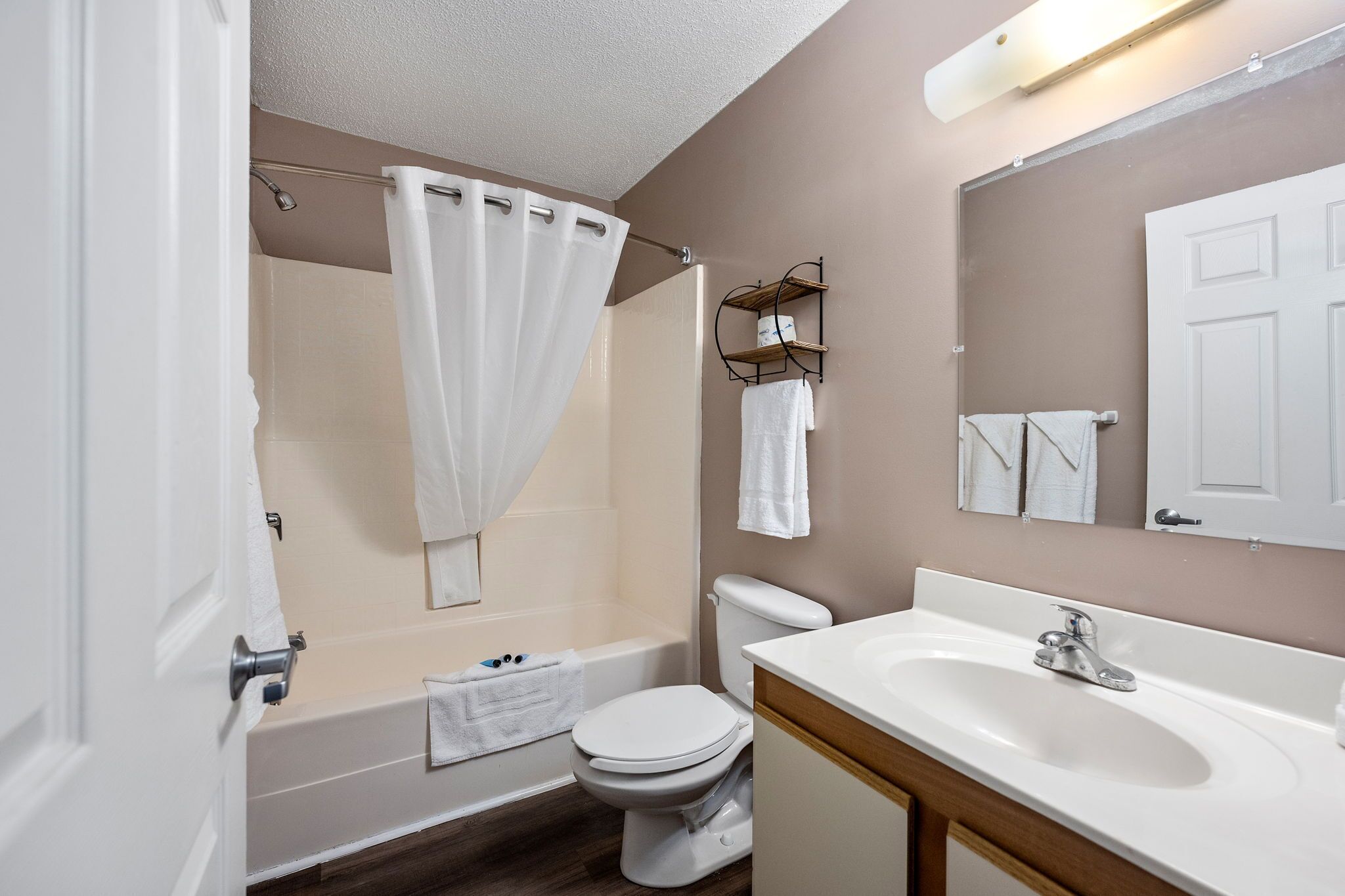 standard suite, 1 king bed | bathroom | combined shower/bathtub, free toiletries, hair dryer, towels