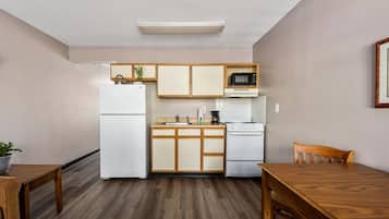 Standard Suite, 1 Queen Bed | Private kitchen | Microwave, oven, stovetop, coffee/tea maker