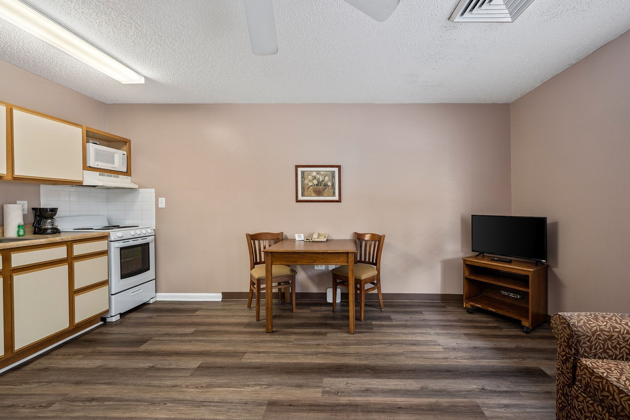 standard suite, 1 king bed | private kitchen | microwave, oven, stovetop, coffee/tea maker