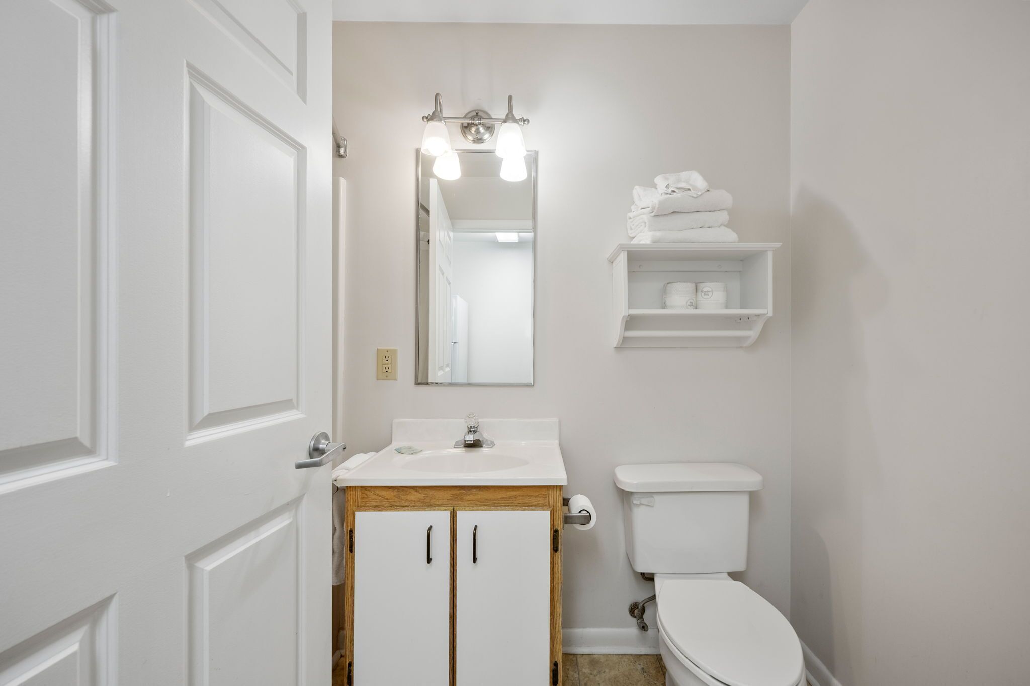studio suite, 1 queen bed | bathroom | combined shower/bathtub, free toiletries, hair dryer, towels